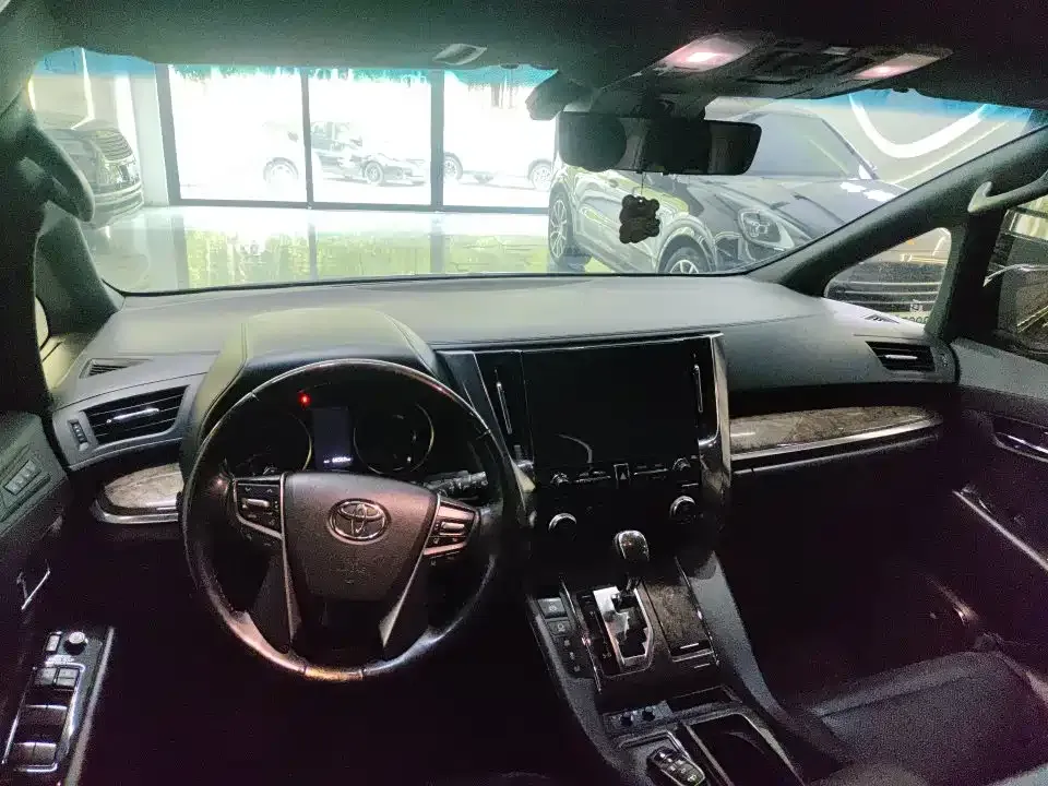 Toyota Alphard — фото 2