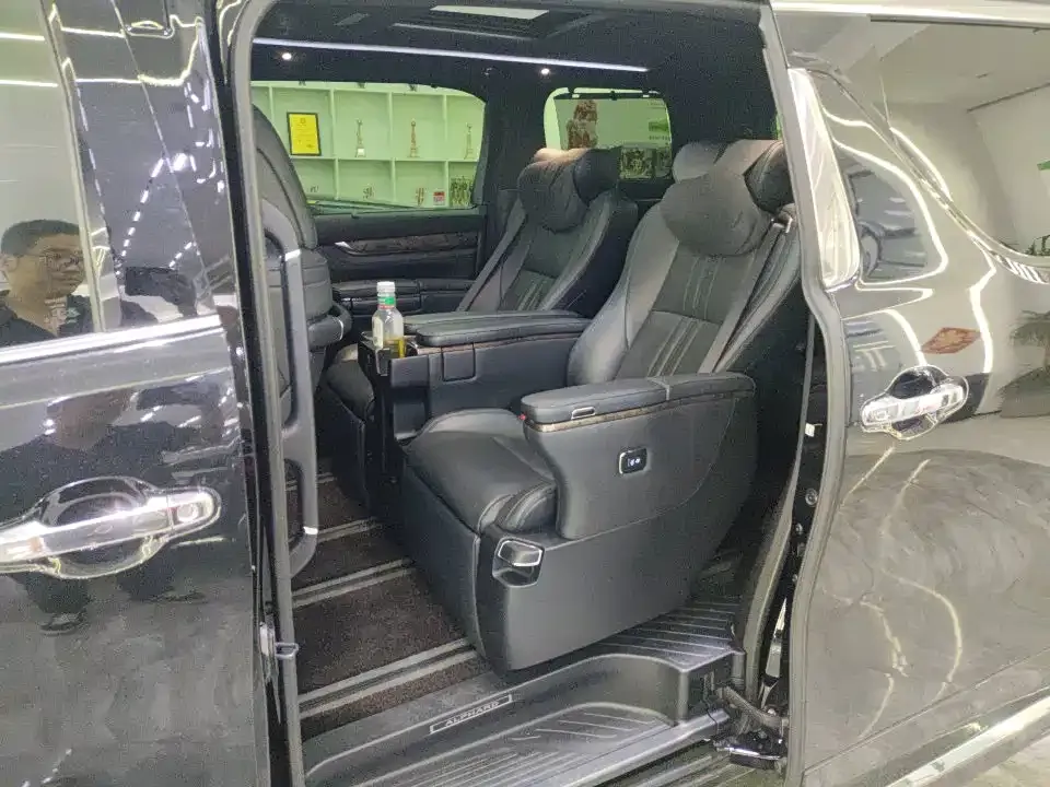 Toyota Alphard — фото 4