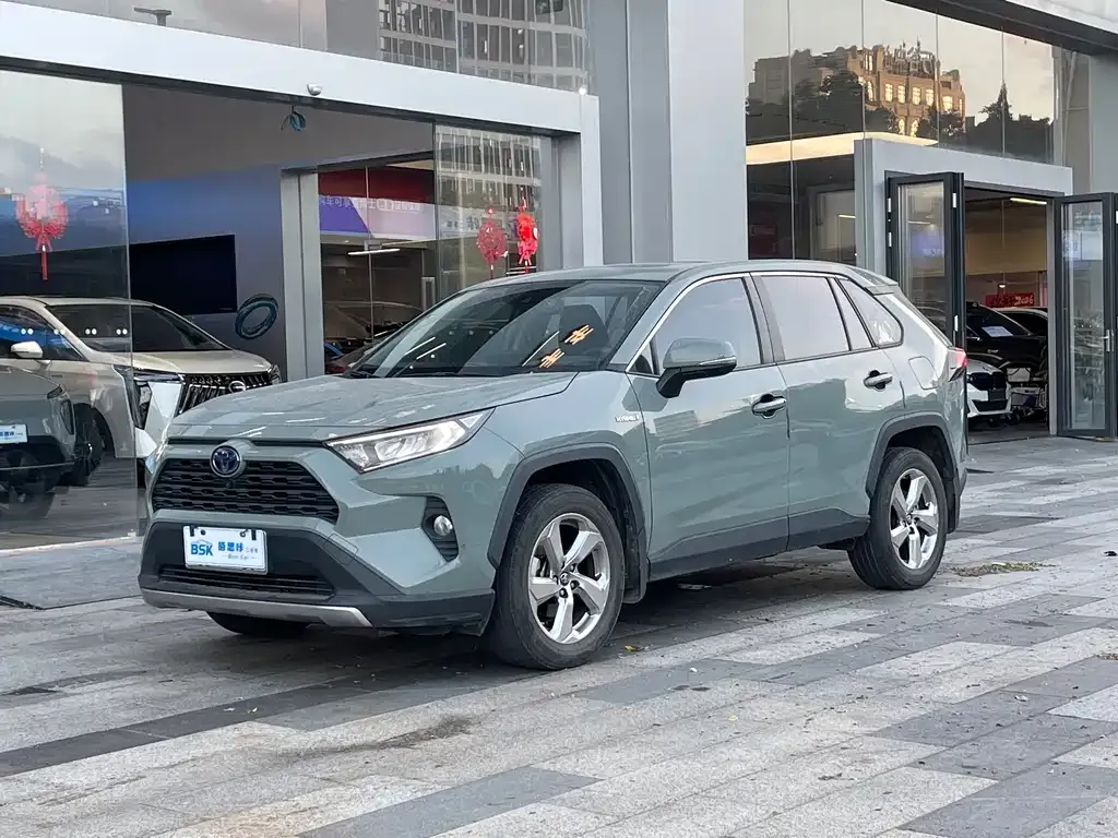 Toyota RAV4 — фото 1