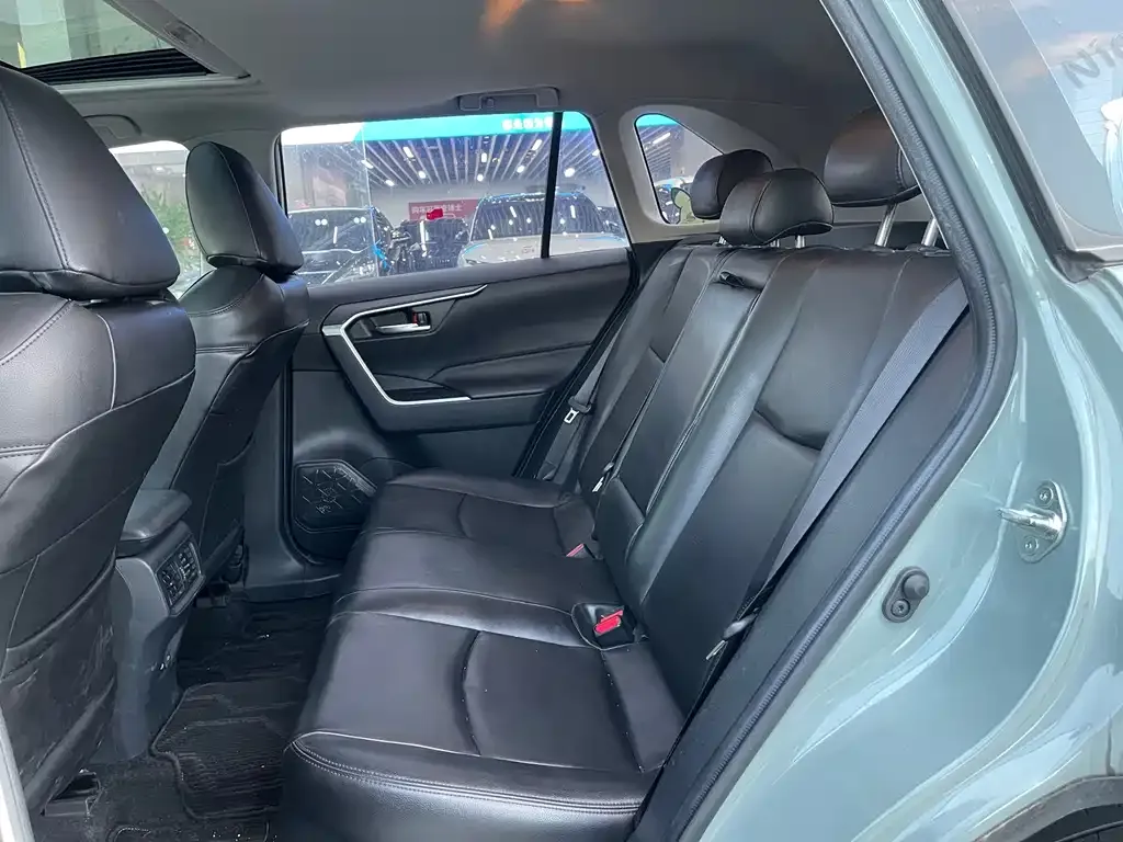 Toyota RAV4 — фото 6