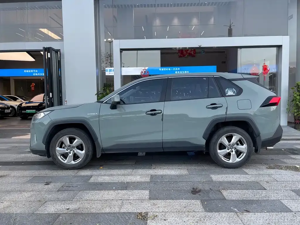Toyota RAV4 — фото 2