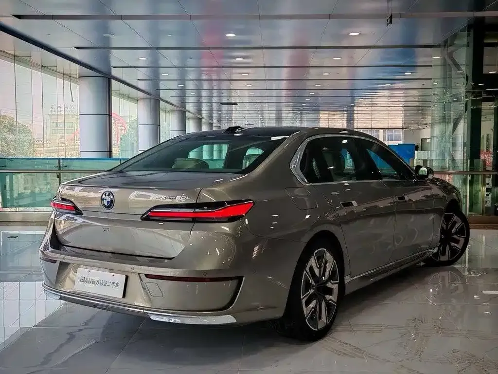 BMW i7 — фото 8