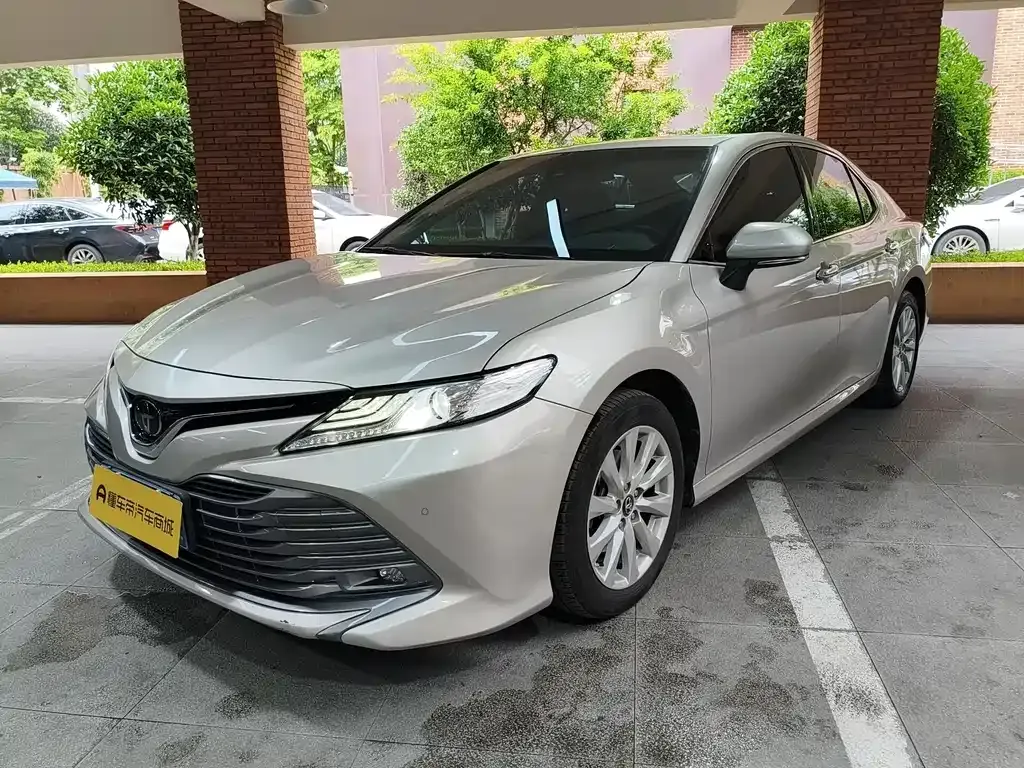 Toyota Camry — фото 1