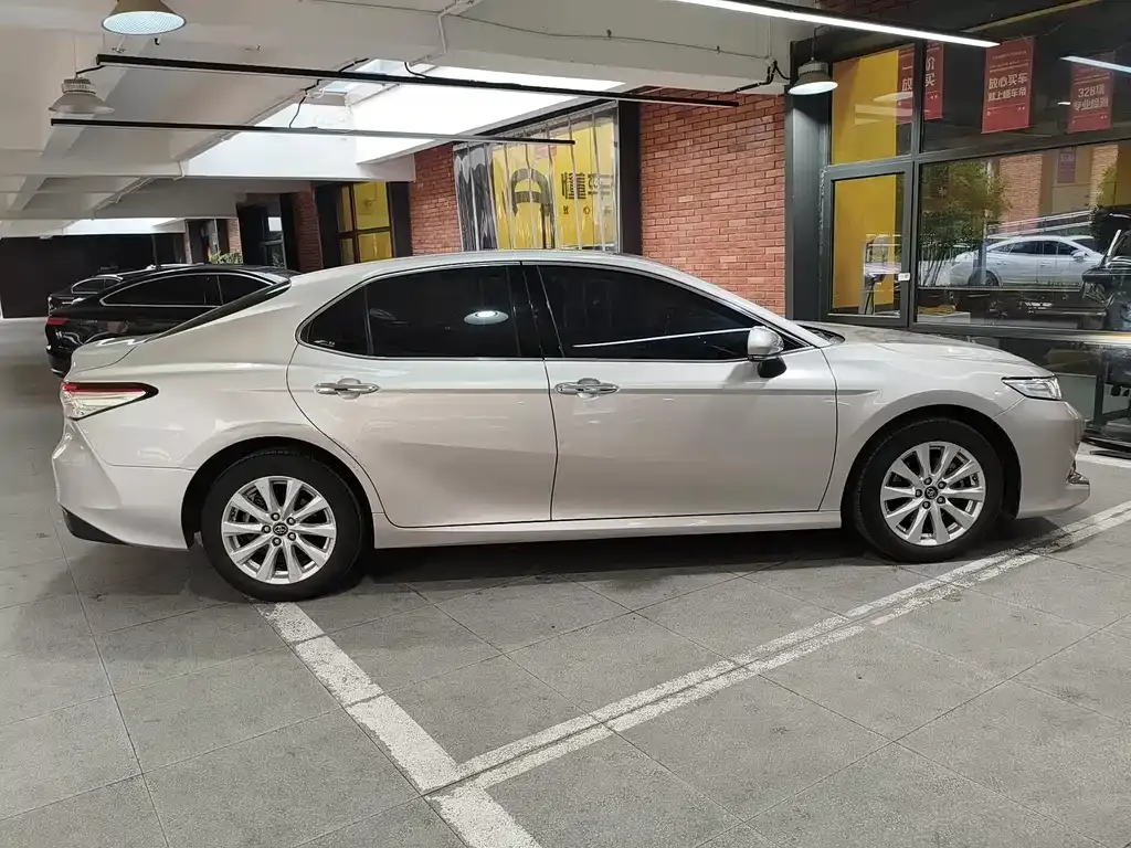 Toyota Camry — фото 5