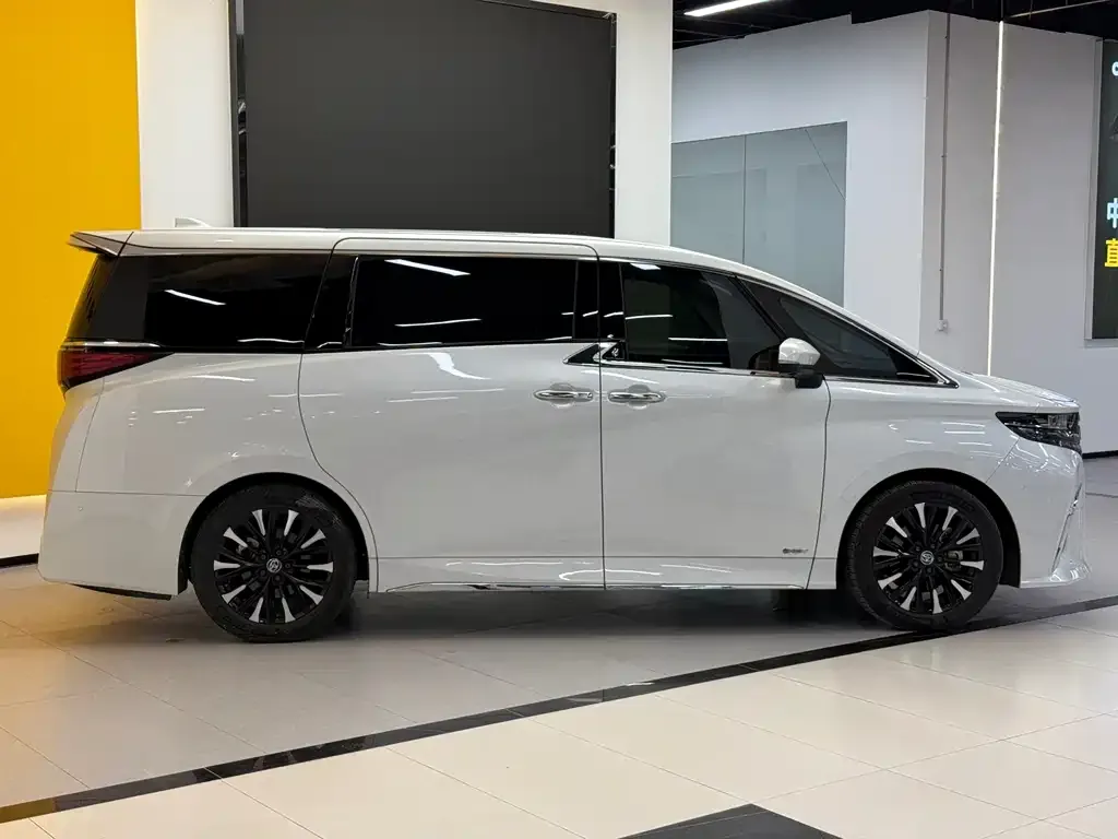 Toyota Alphard — фото 4