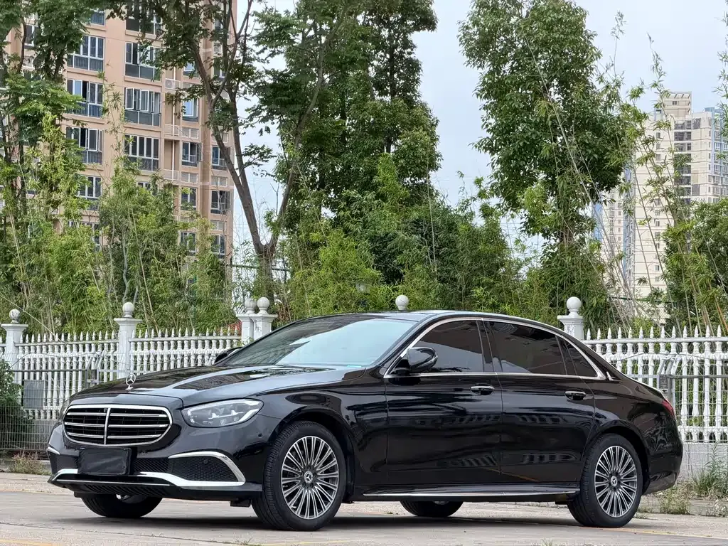 Mercedes-Benz E-Class — фото 1