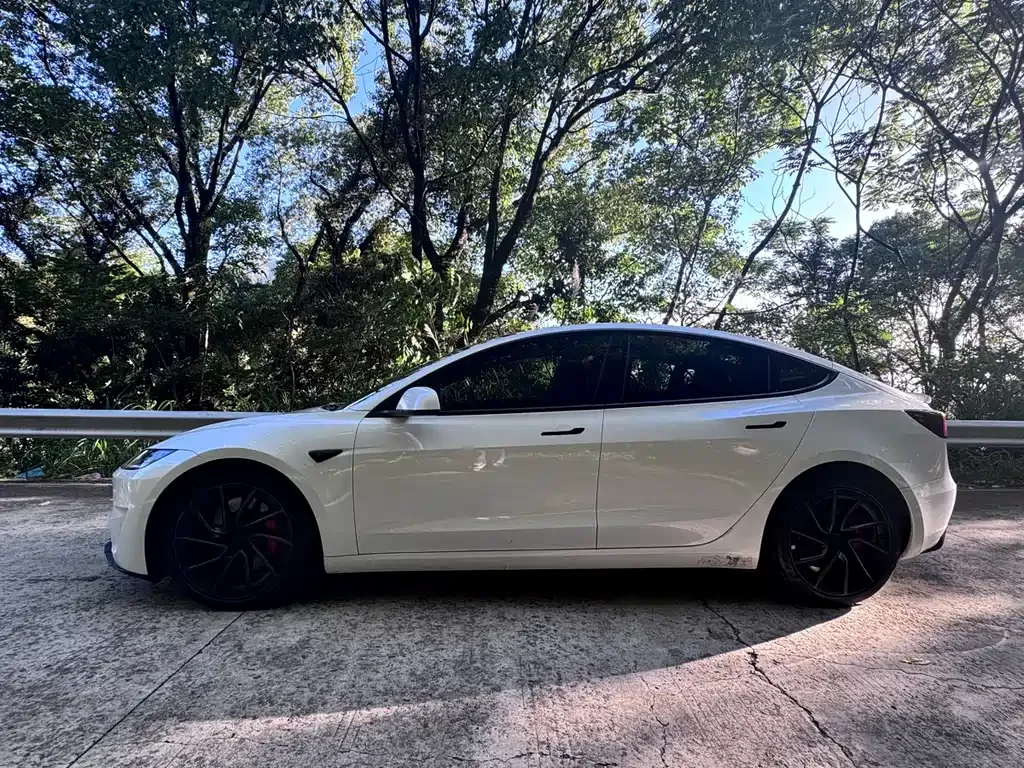 Tesla Model 3 — фото 10