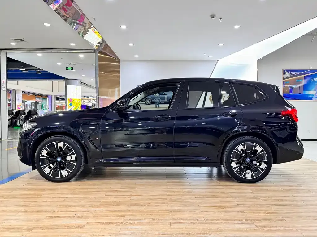 BMW iX3 — фото 10