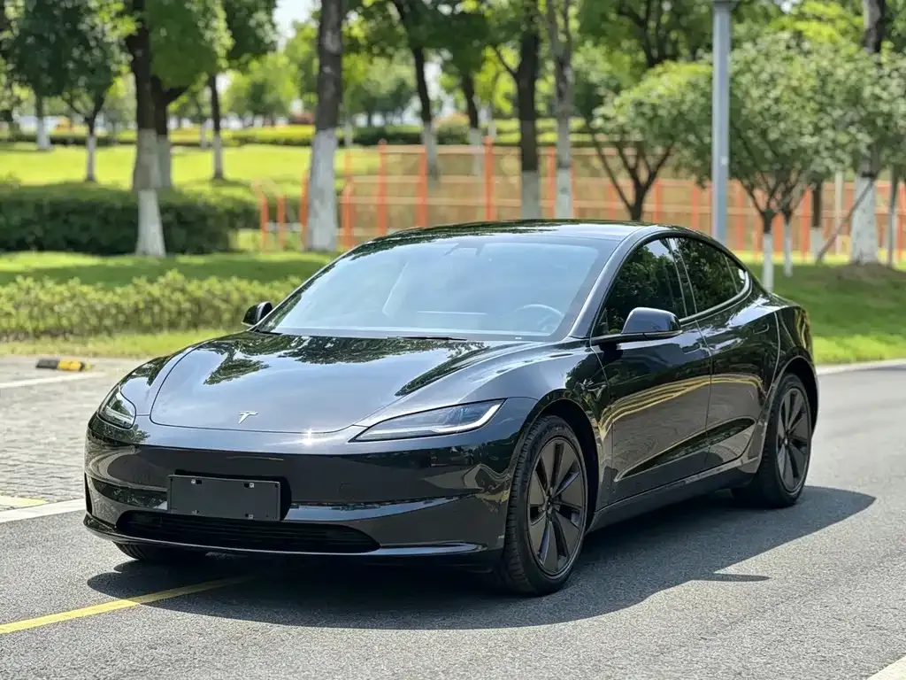 Tesla Model 3 — фото 1