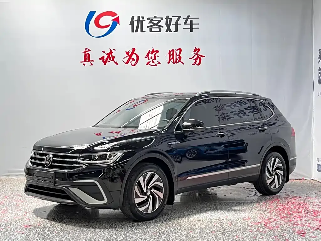 Volkswagen Tiguan L — фото 1