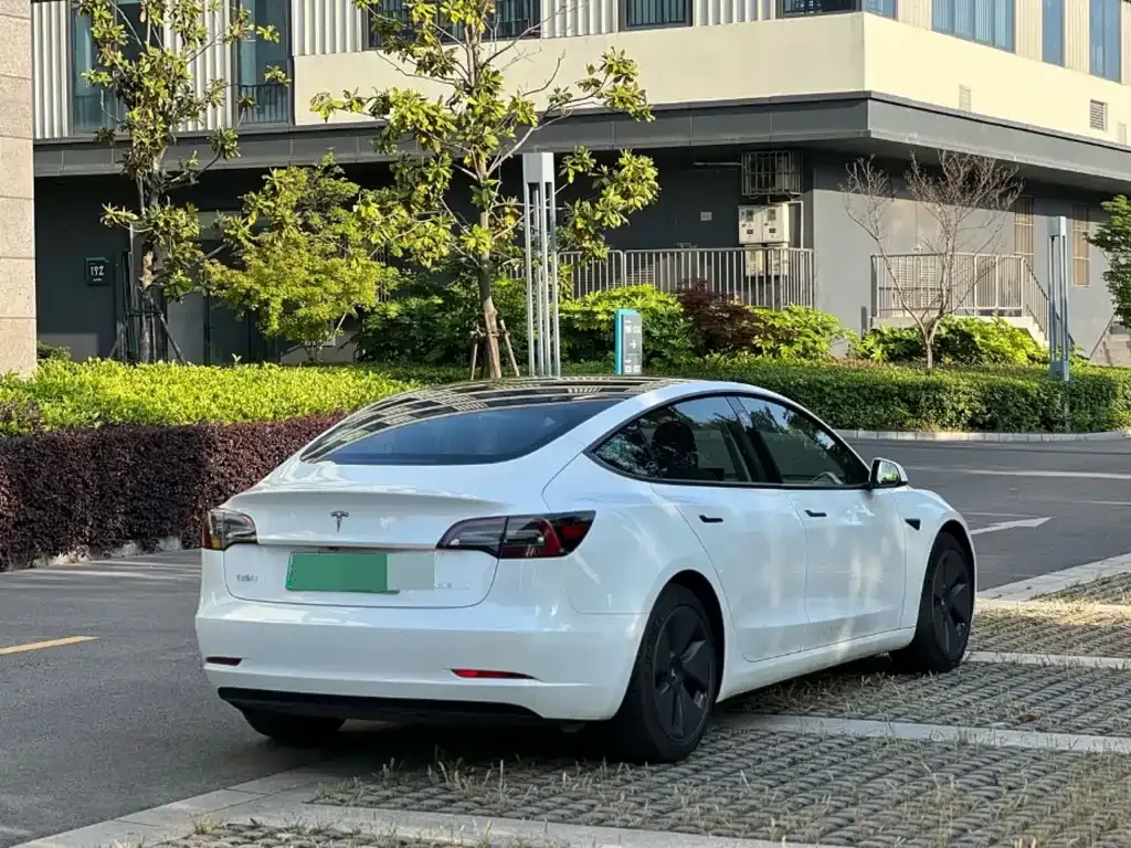Tesla Model 3 — фото 9