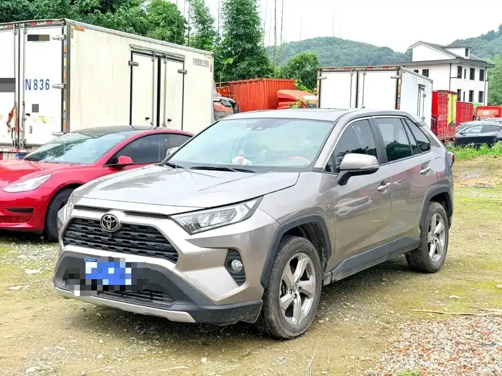 Toyota RAV4 — фото 1