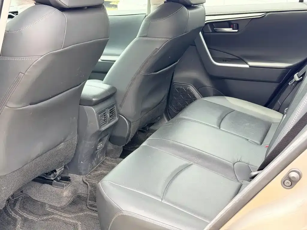 Toyota RAV4 — фото 8