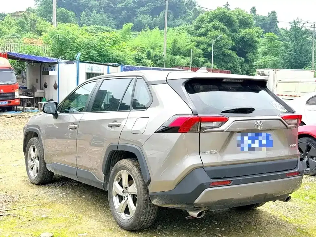 Toyota RAV4 — фото 9