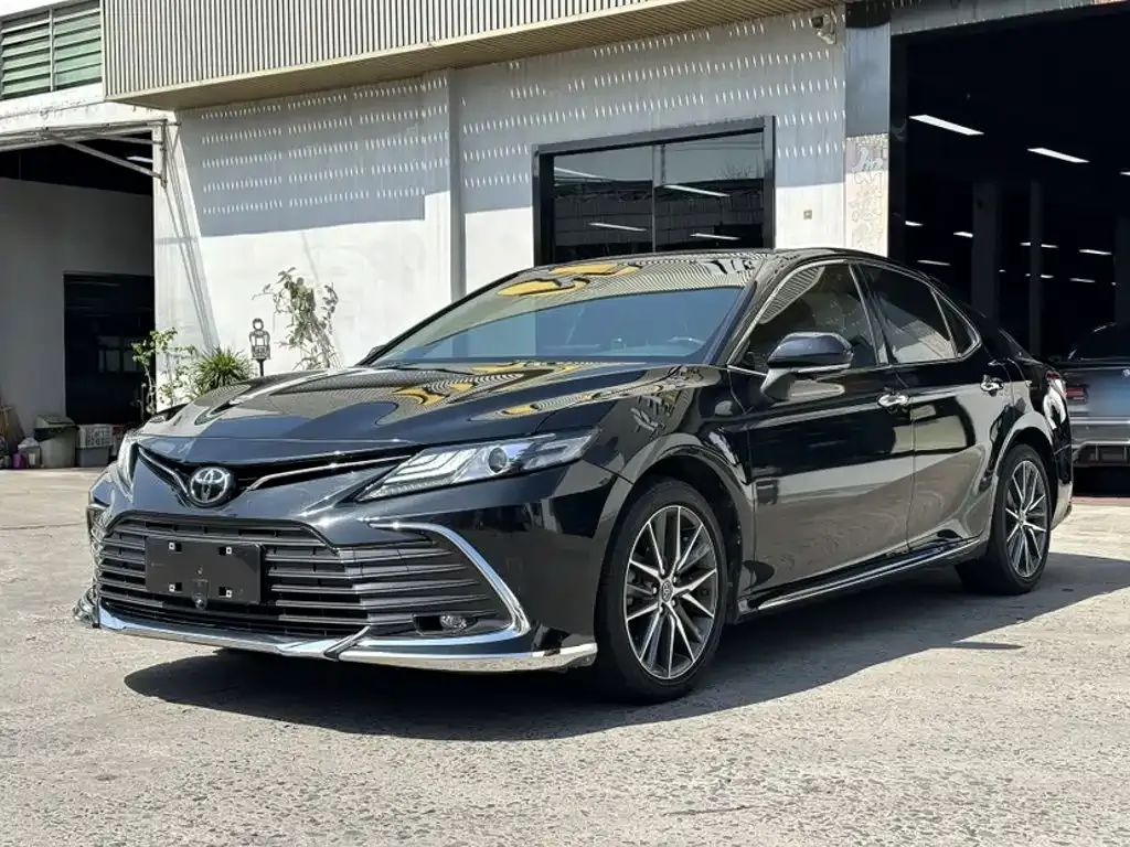 Toyota Camry — фото 1