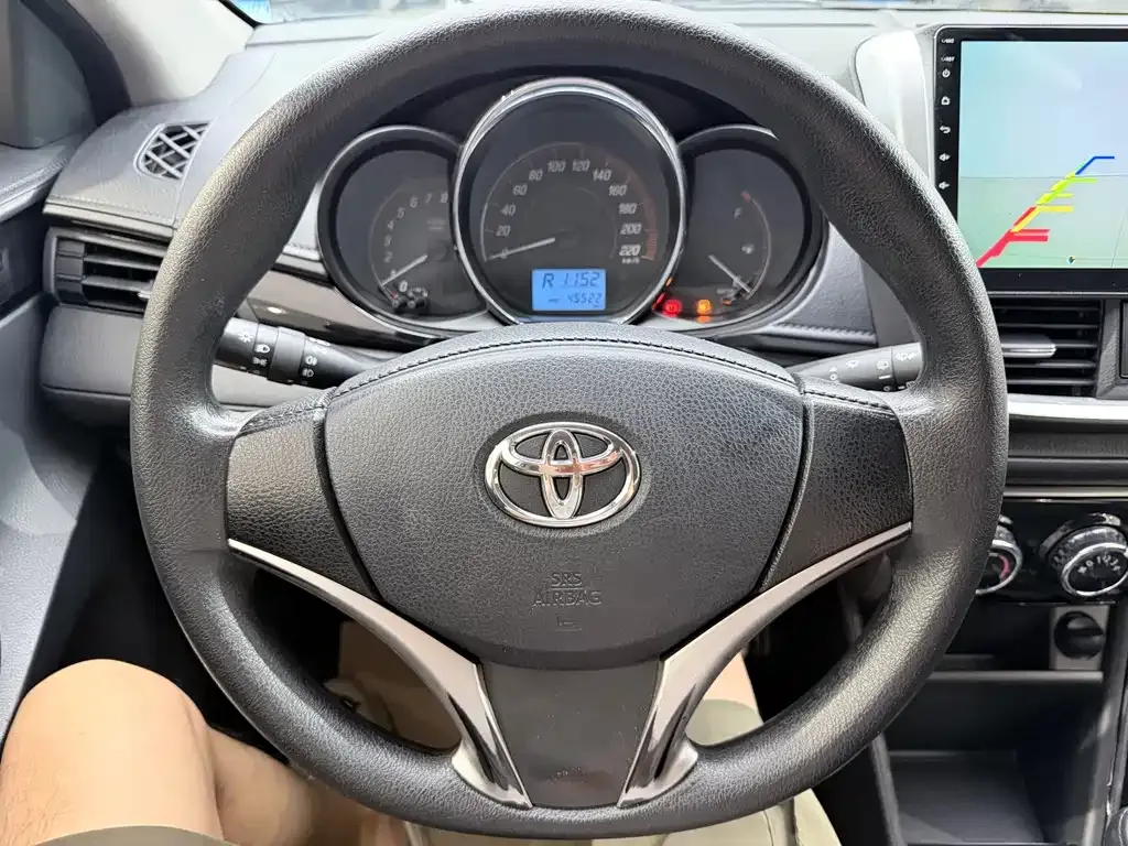 Toyota Yaris L — фото 2