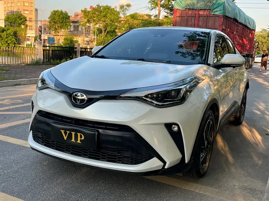 Toyota C-HR — фото 1