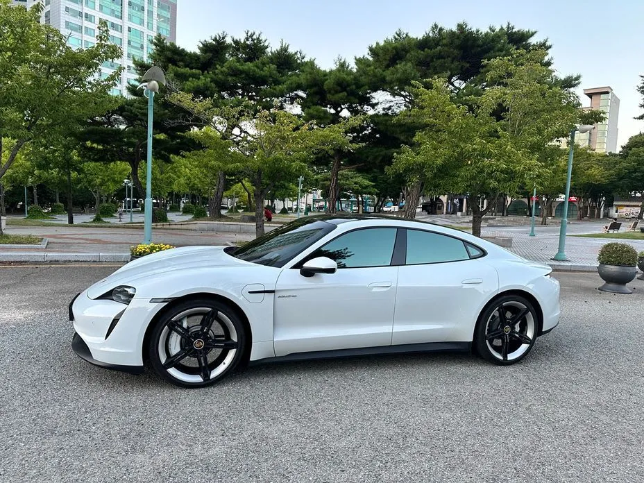 Porsche Taycan 4S 1