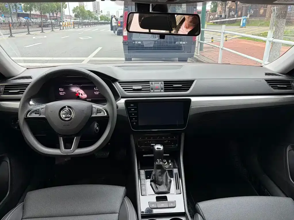 Skoda Superb — фото 9