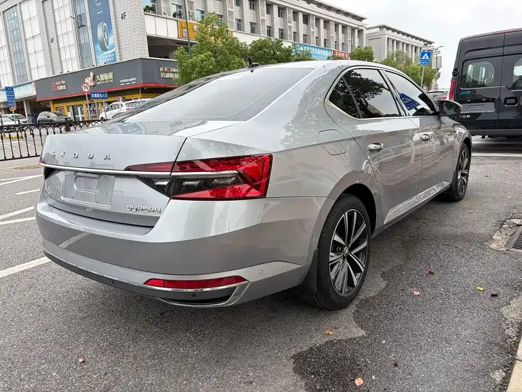 Skoda Superb — фото 5