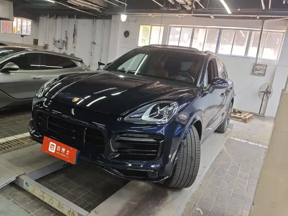 Porsche Cayenne — фото 1