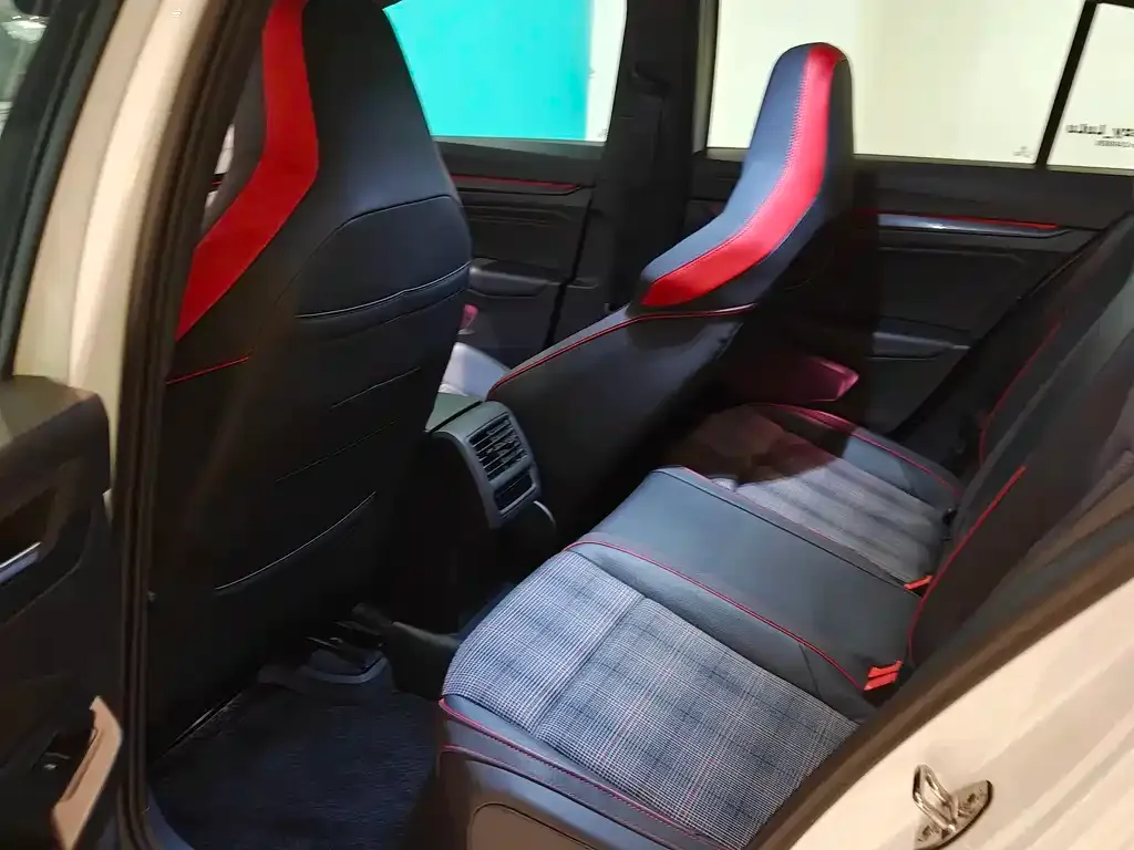 Volkswagen Golf GTI — фото 5