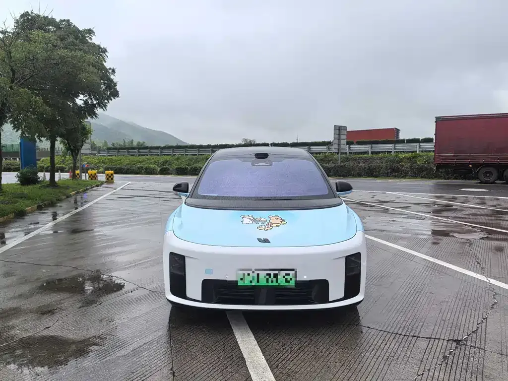 Li Auto i8 — фото 6