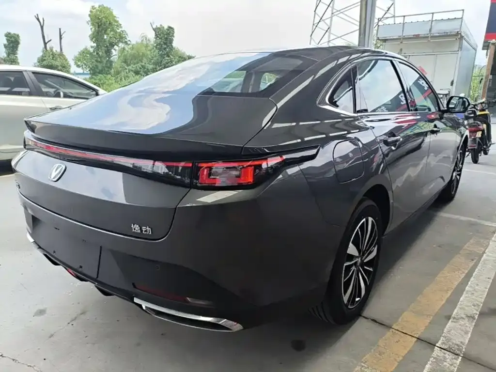 Changan Eado PHEV — фото 7