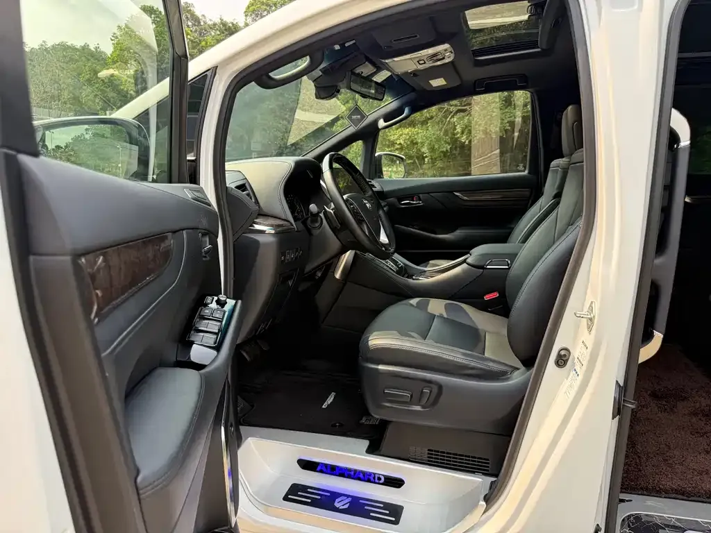 Toyota Alphard — фото 6