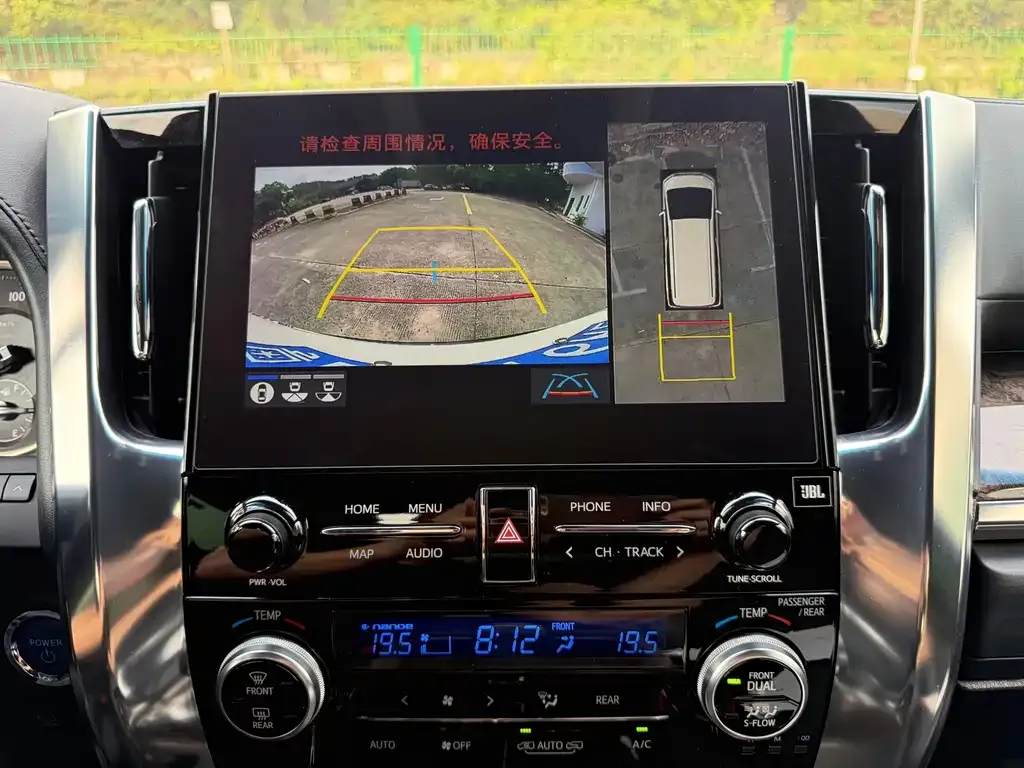 Toyota Alphard — фото 3