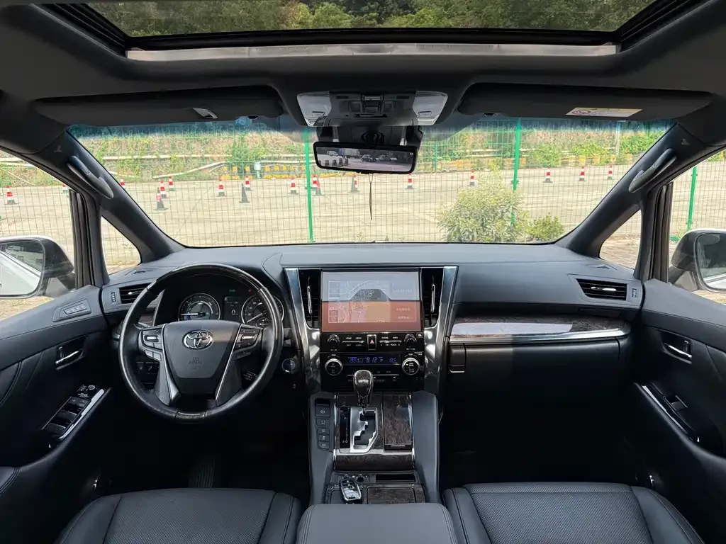 Toyota Alphard — фото 4