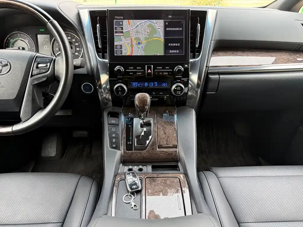 Toyota Alphard — фото 9