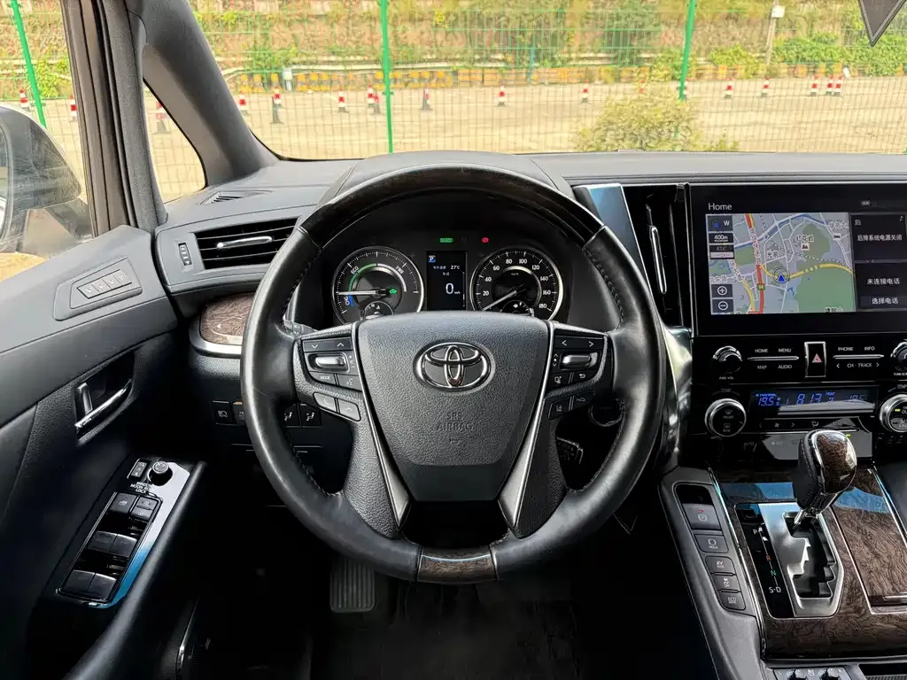 Toyota Alphard — фото 8