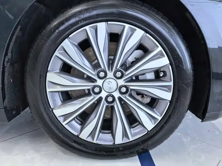 Hongqi E-QM5 — фото 9
