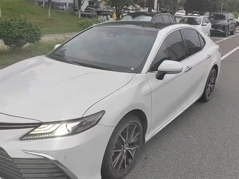 Toyota Camry — фото 1