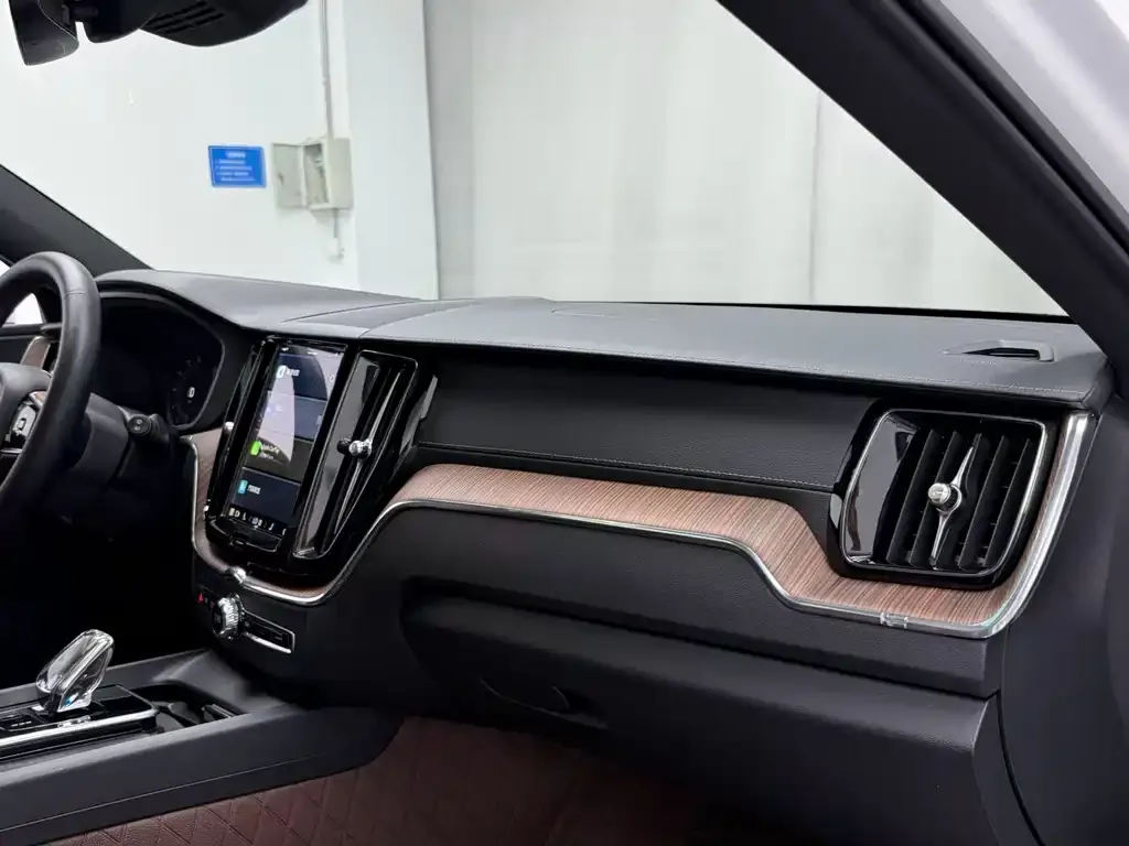 Volvo XC60 — фото 9