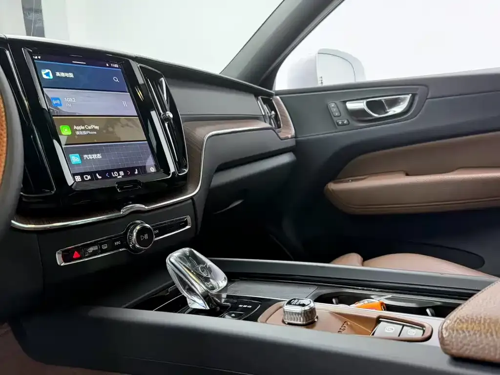 Volvo XC60 — фото 10