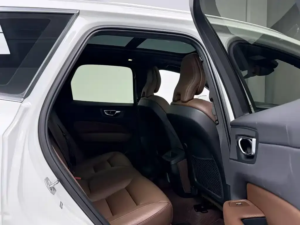 Volvo XC60 — фото 7