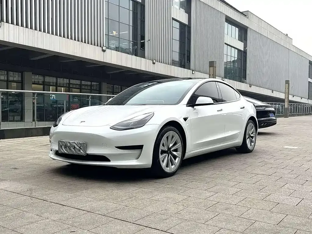 Tesla Model 3 — фото 1