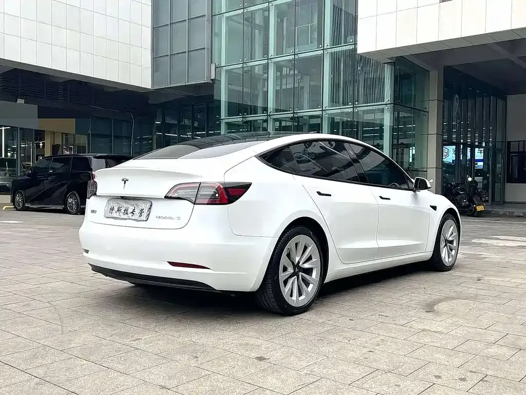 Tesla Model 3 — фото 4