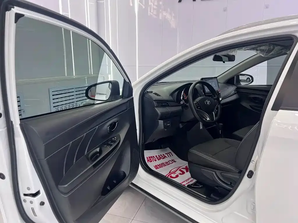 Toyota Yaris L — фото 4