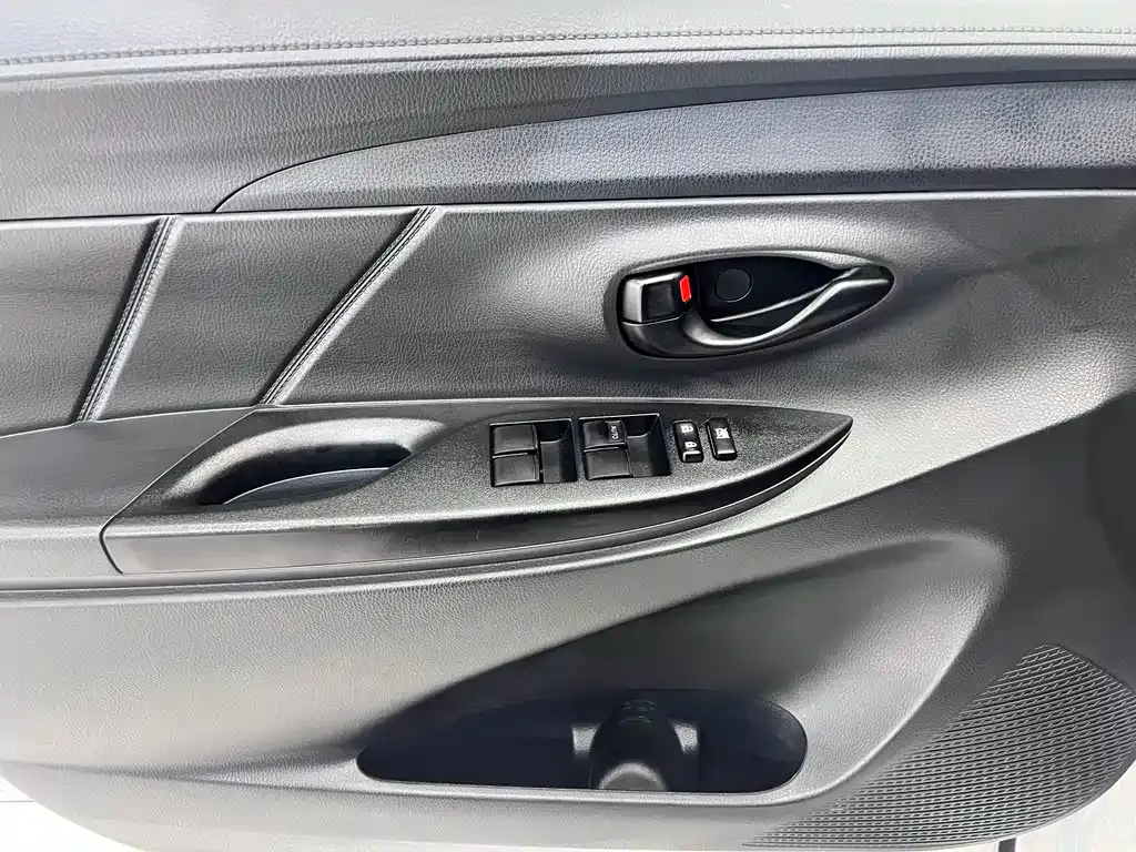 Toyota Yaris L — фото 6