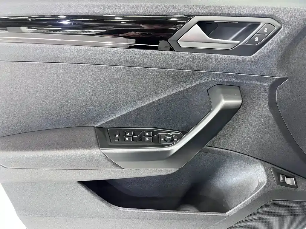 Volkswagen T-Roc — фото 9