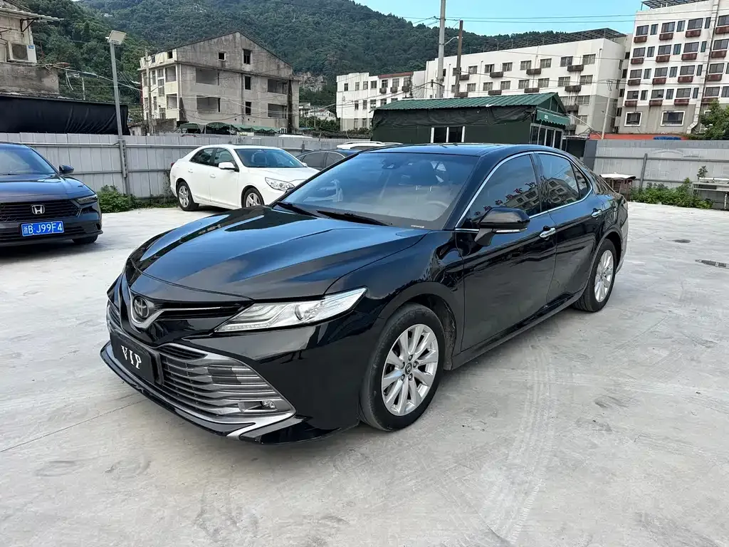 Toyota Camry — фото 1