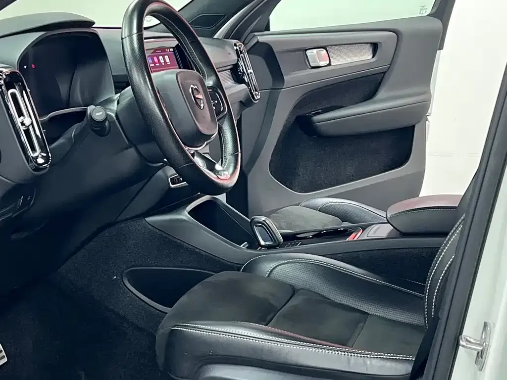 Volvo XC40 NEV — фото 9