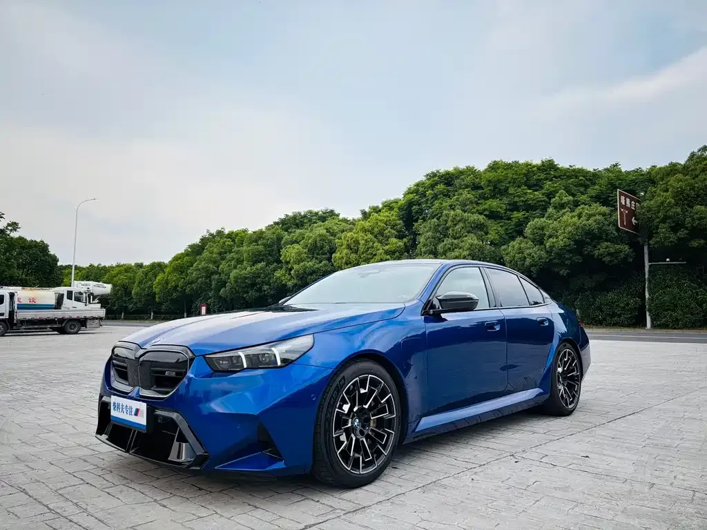 BMW M5 New Energy — фото 1