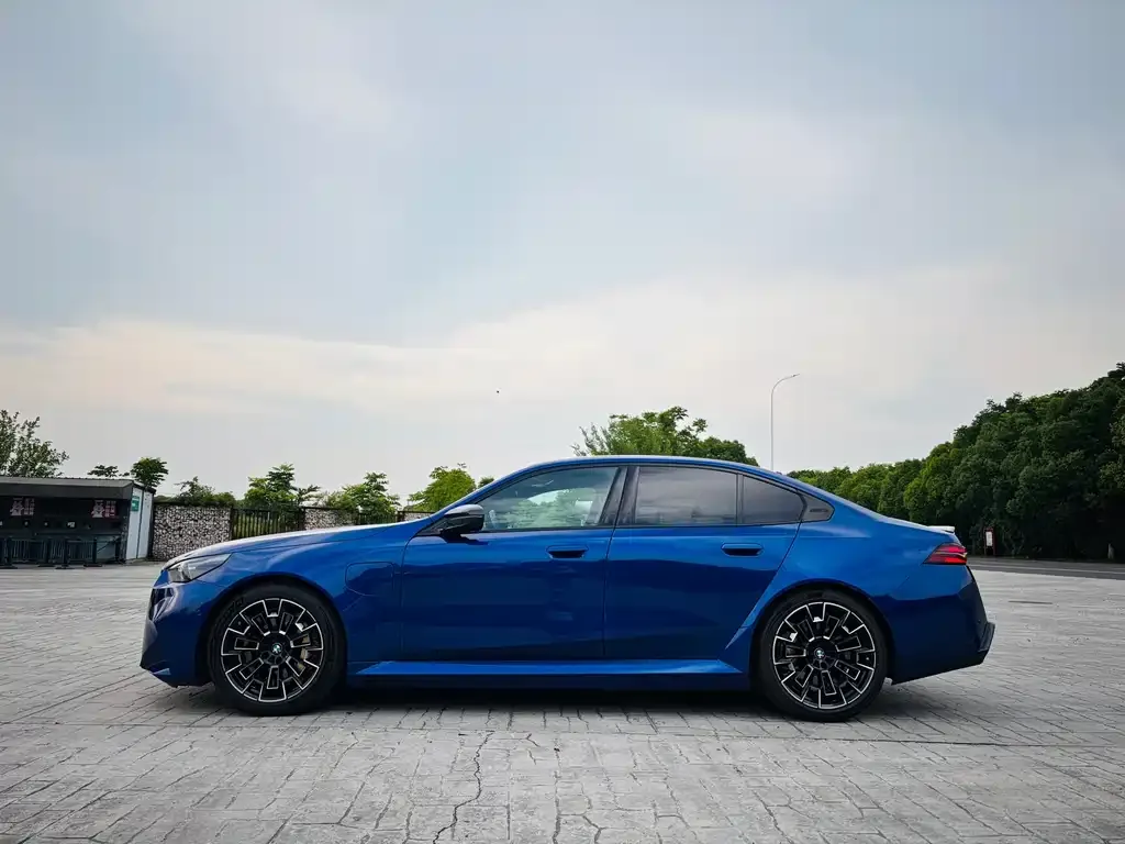 BMW M5 New Energy — фото 4