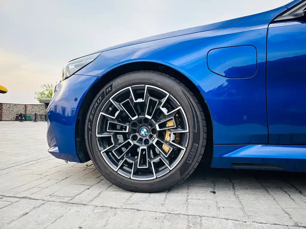 BMW M5 New Energy — фото 10