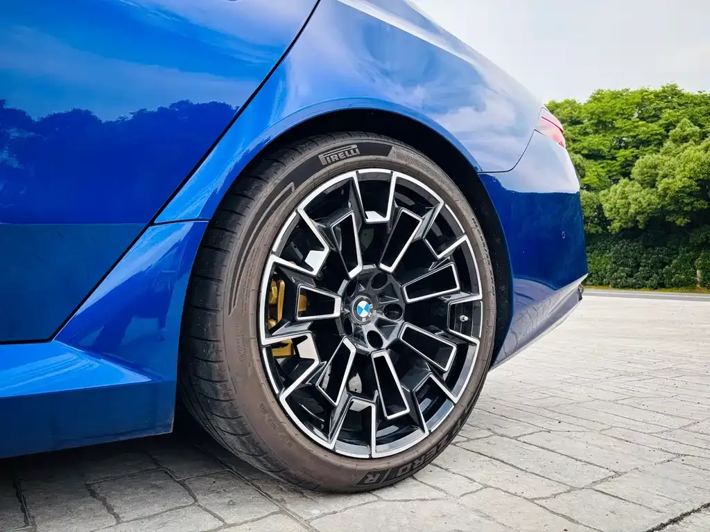 BMW M5 New Energy — фото 3