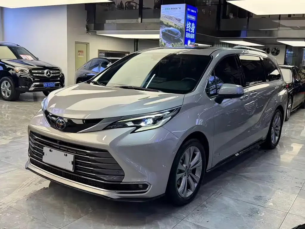 Toyota Sienna — фото 1
